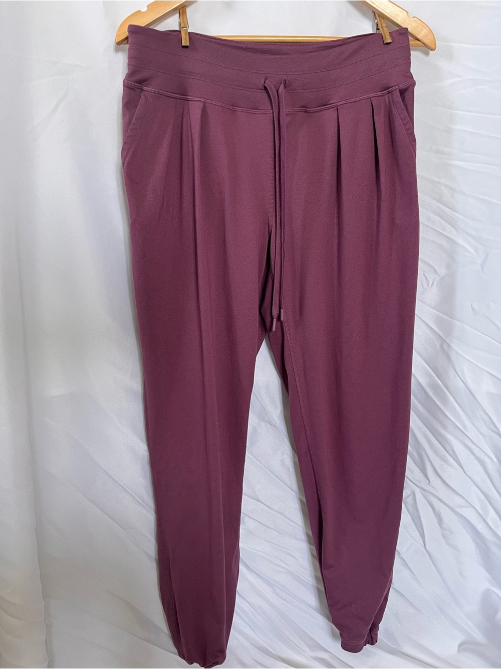 Lole Drawstring Pleated Joggers in Plum